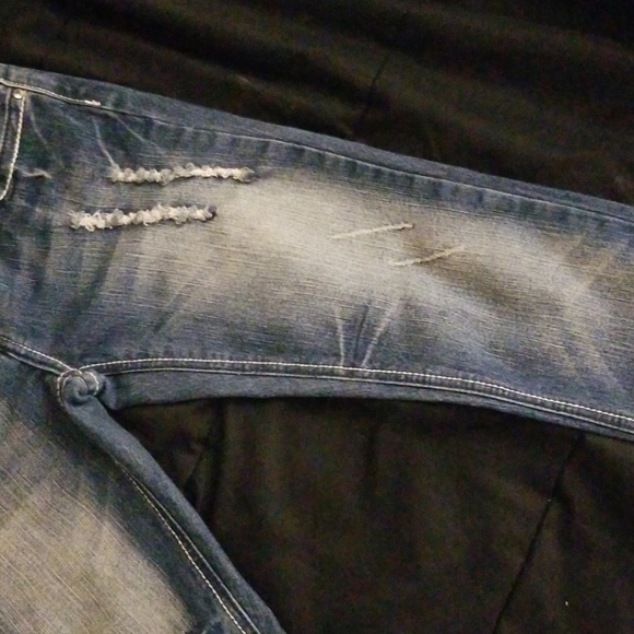 Red Rivet Jean Capris - Picture 4 of 8